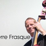 Musique pour mariage juif : le contrebassiste jazz klezmer Photo du contrbassiste du groupe swing klezmer pour mariage juif